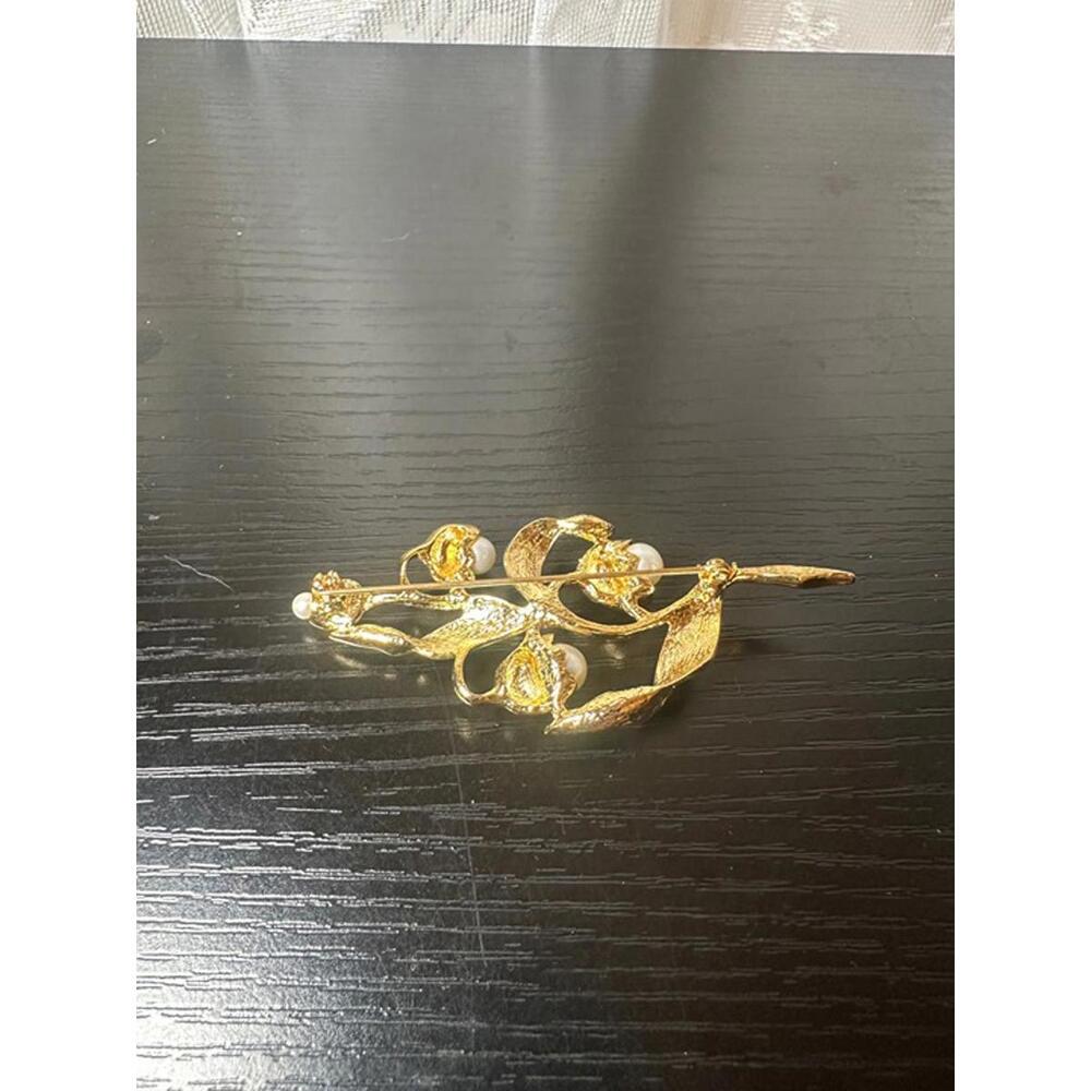 Vintage Inspired Floral Gold Tone Brooch with Faux Pearls – Elegant Leaf & Bud D - Picture 2 of 2